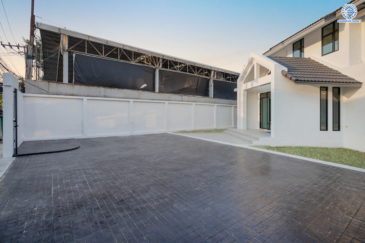 บ้านมือสองตกแต่งใหม่ ดีไซน์สวย โครงการ ลาดพร้าว130 ลาดพร้าว หลังใหญ่ถึง 154 ตร.ว. ฟังก์ชัน 4 ห้องนอน 5 ห้องน้ำ 1 ห้องแม่บ้าน จอดรถได้ 2 คัน พื้นที่ใช้สอยกว่า 589 ตร.ม. รองรับทุกกิจกรรม บนทำเลเชื่อมต่อหลายเส้นทาง อาทิ ถนนรัชดาภิเษก, ถนนเสรีไทย, ถนนรามคำแหง ใกล้จุดขึ้นทางด่วน "ฉลองรัช" ใกล้รถไฟฟ้าสายสีเหลือง "สถานีลาดพร้าว101" และรถไฟฟ้าสายสีส้ม "หัวหมาก"